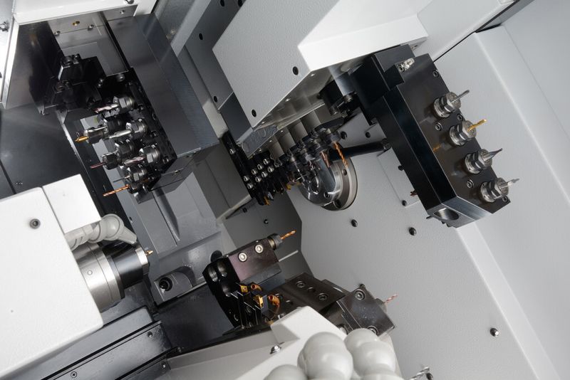 Dank der Eilganggeschwindigkeiten von bis zu 32 m/min schafft der Cincom M16-VIII Höchstleistungen unter großer Produktionseffizienz. Haupt- und Abgreifspindel sind mit einer maximalen Drehzahl von jeweils 12.000 U/min auf beträchtliche Geschwindigkeiten ausgelegt. Bis zu 8.000 U/min leisten die angetriebenen Werkzeuge am Vertikalhalter und am Revolver sowie die Werkzeuge für die Rückseitenbearbeitung. (Bild: Citizen Machinery Europe GmbH)