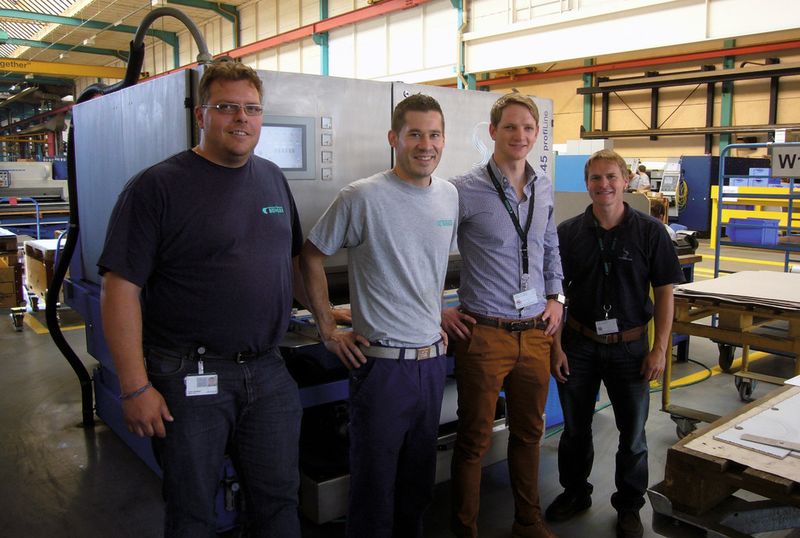 Fabian Brägger (Leiter Mechanische Blechbearbeitung), Marcel Baumann (Maschinenbediener), Sebastian Haefele (Leiter Marketing bei Lissmac) und Martin Spangenberger (Lissmac-Vertriebspartner) – (v.l.n.r.). (Bild: Peter Springfeld)