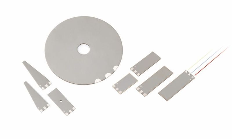 Das Bild zeigt Picma-Multilayer-Biegeaktoren in verschiedenen Konturen und Abmessungen. (Bild: PI)