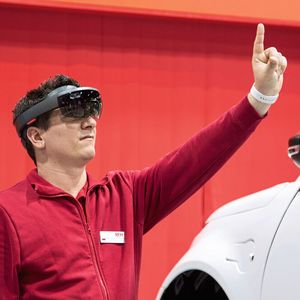 Der Mensch dirigiert die Wertschöpfung, während Assistenten die Logistik übernehmen.(Bild:  SEW-Eurodrive)