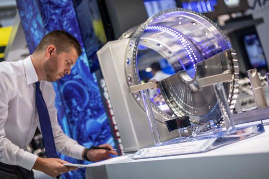 Widersprüchliches vor der AMB 2022! Der deutsche Werkzeugmaschinen-Bau ist zwar durch allerlei Probleme arg gebeutelt, darf sich auf der anderen Seite aber auch über einige Rekorde durch Investitionen in seine Produkte freuen. Hier ein kleiner Überblick. Widersprüchliches vor der AMB 2022! Der deutsche Werkzeugmaschinen-Bau ist zwar durch allerlei Probleme arg gebeutelt, darf sich auf der anderen Seite aber auch über einige Rekorde durch Investitionen in seine Produkte freuen. Hier ein kleiner Überblick.