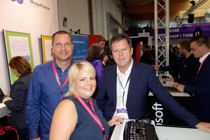 (l.) Sven Langenfeld und Jana Tappendorf, Microsoft, mit Torsten Struß, Synaxon. (Bild: IT-BUSINESS)