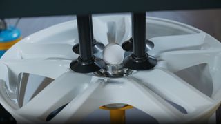 Hochsensible Roboteranlage: Sie kann sogar ein rohes Ei so aufnehmen, dass es nicht beschädigt wird. (Bild: Stöber Antriebstechnik )