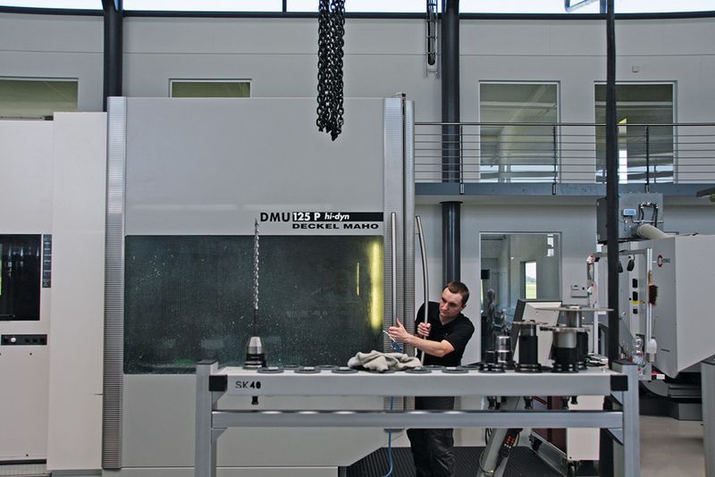 Bild 3: Alle Maschinen (im Bild die DMU 125P) sind mit iTNC-530-Steuerungen von Heidenhain ausgerüstet. (Bild: HF-Zerspanungstechnik)