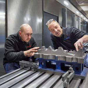 Partnerschaft auf Augenhöhe! Wenn Probleme anstehen, löst Concad-Geschäftsführer Klaus Schwab (rechts) sie schnell. Und zwar mit Starrag-Experten, wie Dennis Hamm, vom Application Engineering. Hier inmitten der 15-Meter-Fogs HD.(Bild:  R. Baumgarten / Starrag)