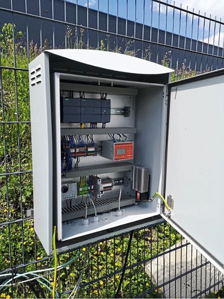 Das Condition Monitoring System eingebaut im Schaltschrank.  (Bild: TSUBAKI KABELSCHLEPP)