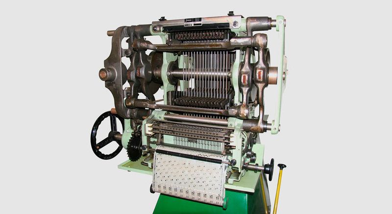 1946: Erste synchronisierte Federrückzug-Schaftmaschine. (Stäubli)