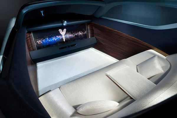 Statt ein Lenkrad bietet das „Armaturenbrett“ einen großen OLED-Bildschirm. (BMW)