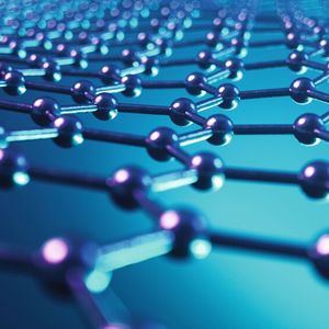 1) Graphen – Das stärkste Material der Welt Graphen besteht aus einer einzigen Lage Kohlenstoffatome in Wabenstruktur. Es ist 200-mal stärker als Stahl, leitet Strom besser als Kupfer und ist dabei völlig transparent. Andre Geim und Konstantin Novoselov entdeckten es 2004 an der University of Manchester mit der „Tesafilm-Methode“ und erhielten dafür 2010 den Nobelpreis für Physik. Von flexiblen Displays bis zu ultraschnellen Computerchips bringt es neue Möglichkeiten in die Elektronik. Heute sind auch weitere spezielle Kohlenstoffstrukturen bekannt, wie der Platz 4 in dieser Bildergalerie.   Quelle: DPG-Themenheft zu Graphen und Kohlenstoff-Nanoröhren (Deutsche Physikalische Gesellschaft). Entdeckung: Welt der Physik - Physik-Nobelpreis an Andre Geim und Konstantin Novoselov    LP-Lesetipp: Schnelle Energiespeicher aus Graphen(Bild: ©  rost9 - stock.adobe.com)