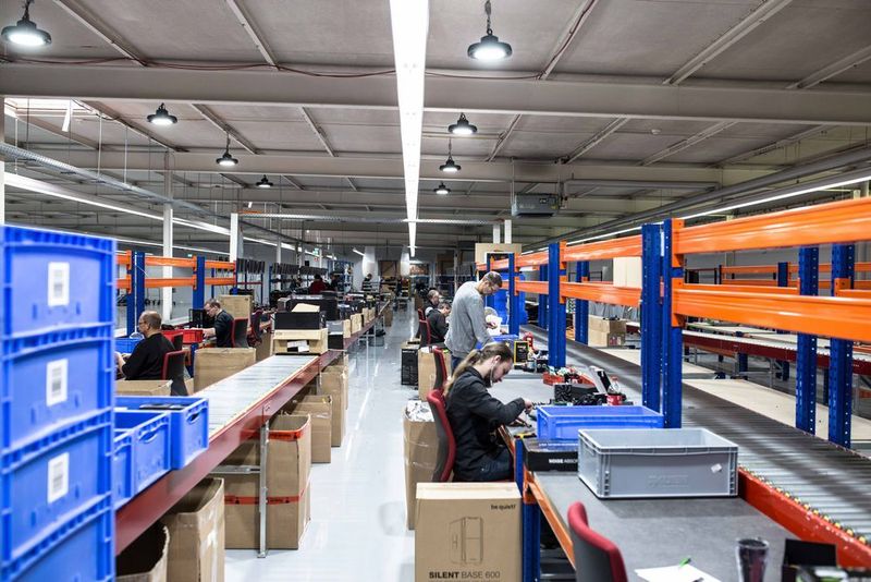 Bis zu 600 PCs pro Tag ermöglicht der neue Produktionsbereich der Source IT Distribution. (Agando)