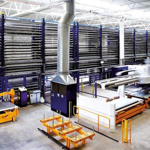 Gesamtansicht des neuen Remmert-Blechlagers bei 2Cut. Von hier aus werden zwei Lasermaschinen der Serie Trulaser 5030 sowie eine kombinierte Stanz-Umform-Laser-Anlage Trumatic TC 7000 mit Blechplatinen beschickt.