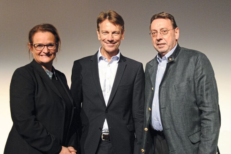 Wechsel an der Spitze des Renault- und Dacia-Partnerverbands: (scheidende Präsidentin) Sylke Eßer-Bruß, Uwe Hochgeschurtz (Renault-Deutschland-Chef; Mitte) und Hans-Werner Hauth (neuer Präsident). (Baeuchle/»kfz-betrieb«)