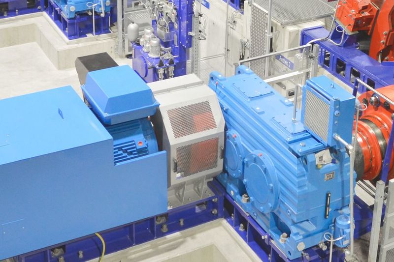 Die Verbindung zwischen den Motoren und den Stirnradgetrieben wird über Rotex-Klauenkupplungen mit Schwungscheibe und jeweils 1,3 t Gewicht realisiert. (KTR)