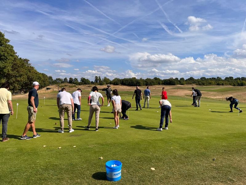 Wer noch nie auf dem Grün war, konnte sich unter Anleitung mit dem Golfen vertraut machen. (Bild: Westcon-Comstor)