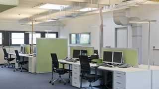 1 Bei Rungis Express  ... werden die Büroarbeitsplätze über die Energiekette „Triflex R light“ von igus mit Energie versorgt und ans IT-Netzwerk angeschlossen.   Bilder: igus (Archiv: Vogel Business Media)