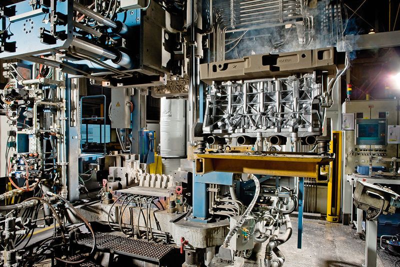 Die Leichtmetallgiesserei des BMW-Werks Landshut ist geruchsfrei: Hier die Produktion von Kurbelgehäusen für einen Sechs-Zylinder-Dieselmotor. (BMW Group)