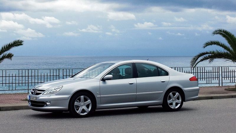 Premium ohne Fortune: Der 1999 vorgestellte Peugeot 607 fungierte auch als Staatskarosse, konnte sich aber nicht gegen die süddeutschen Konkurrenten durchsetzen. (Bild: Peugeot)