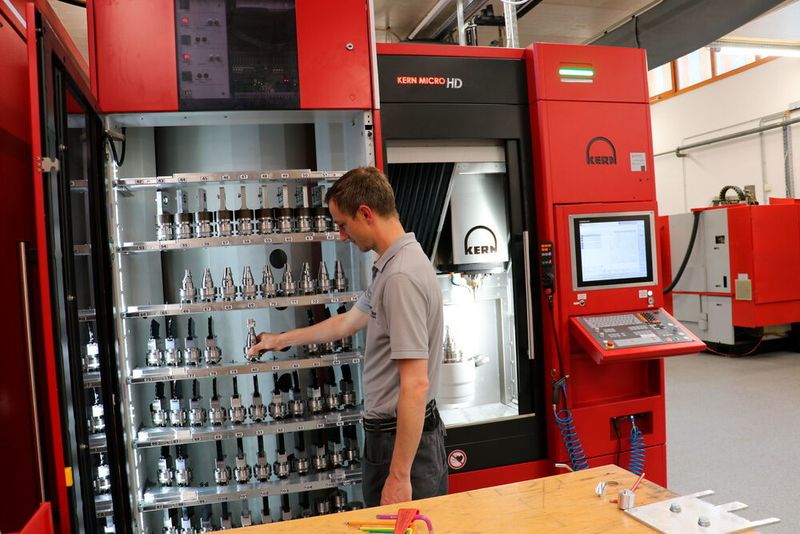 Production specialist Jochen Fill takes out the finished parts and passes them on to the measuring department: “So far, this has always shown us that there are no rejects”. (Kern Microtechnik )