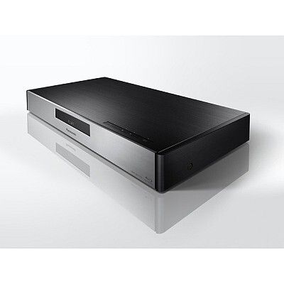 Panasonic Premium Blu-ray Player DMP-BDT570: Panasonic stellt mit dem DMP-BDT570 einen weiteren High-End Blu-ray Player vor. Er nimmt im Line-Up den Platz des mehrfach ausgezeichneten DMP-BDT500 ein, orientiert sich aber technisch und optisch am Flaggschiff BDT700. Mit seinem 4K Upscaling, der 4K JPEG-Wiedergabe, bemerkenswerten Audioqualitäten und smartem Networking wird er zum aufgeschlossenen Heimkino-Herzstück für Film-, Foto- und Musikfans.Filmfans, die bereits auf ein 4K Panel umgesattelt haben, genießen ihre Blu-ray Titel mit dem BDT570 noch intensiver. Der starke Dual Core Prozessor fügt intelligent Millionen zusätzlicher Pixel zum original Full HD Bild hinzu – für mehr Schärfe, Textur und Detaildichte. Exakte Farb- und Helligkeitswerte steuert das „4K Direct Chroma Up Conversion“ bei. Der BDT570 bringt zudem ultrahochauflösende JPEGs auf den 4K Bildschirm. Dort können sie endlich zeigen, was an Details in ihnen steckt. 3D Fans kommen dank 3D Wiedergabe und 2D-3D Konvertierung voll auf ihre Kosten. Für einen Sound auf Augenhöhe sorgen High-Performance Audio-Komponenten wie der 192kHz/32bit DAC (x4), ein zweiter HDMI-Ausgang für reine Audiosignalübertragungen und ein analoger 7.1 Analogausgang. Dank voller DLNA-Funktionalität können Fans hochauflösender Soundformate ihre FLAC-, WAV, ALAC- oder DSD-Dateien direkt von kompatiblen Geräten im Heimnetzwerk abspielen. Für Wiedergaben von USB-Geräten ist ein USB 2.0 Highspeed-Port leicht zugänglich hinter dem Aluminium Frontpanel vorhanden. Fotos und Videos zeigt der BDT570 auch direkt von der Speicherkarte an. Über integriertes WLAN steht Anwendern das Internet und der Zugang zu Apps, Video-on-Demand Angeboten (z.B. Amazon Instant Video, Netflix, Maxdome), Musikstreaming-Diensten, News-Portalen, sozialen Netzwerken und mehr offen. Smartphone- und Tablet-Nutzer können per Miracast™[1] ganz leicht den Displayinhalt ihres Gerätes auf den Fernsehbildschirm brin (Bild: Panasonic)