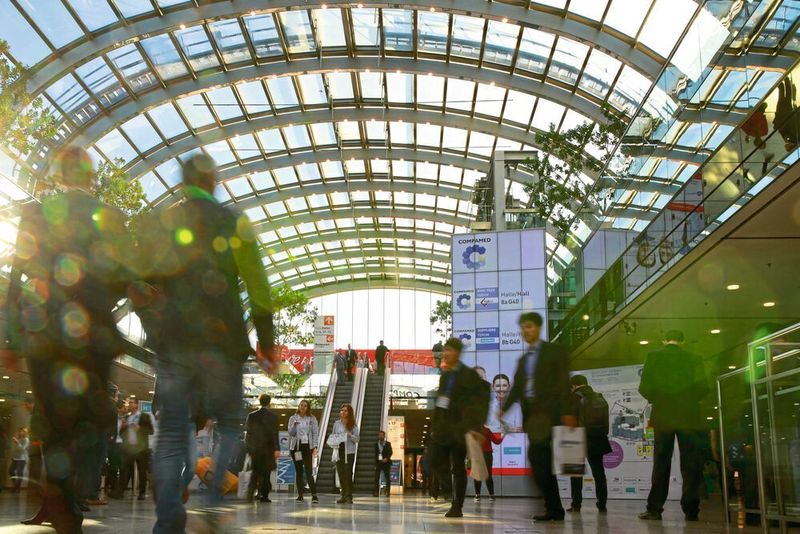 Die Fachmesse Compamed findet parallel zur weltgrößten Medizinmesse Medica statt. Auf der diesjährigen Compamed stellen zeigen beinahe 800 Aussteller aus 41 Nationen in den Messehallen 8a und 8b ihre Lösungen für die Medizintechnik. (Messe Düsseldorf / ctillmann)