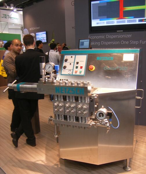Der Economic Dispersionizer Omega von Netzsch eignet sich aufgrund ihres Durchsatzes von 250 l/h bis 500 l/h als Produktionsmaschine im industriellen Einsatz. (Bild: PROCESS)