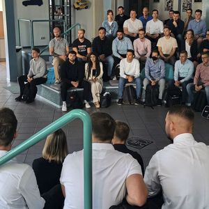 Schulleiterin Sylvia Gerl befragte die neuen Studenten zu ihren Berufsplänen für die Zeit nach Abschluss des Studiums.(Bild:  BFC)