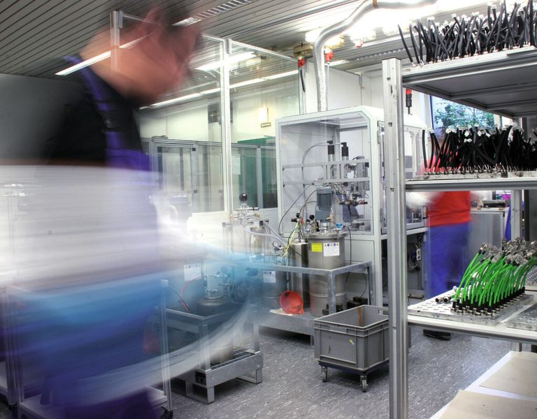 In Fertigungsstätten in Halver, Tschechien und demnächst China werden Anschlusstechnik- und Gehäusekomponenten produziert. (Bild: Escha)