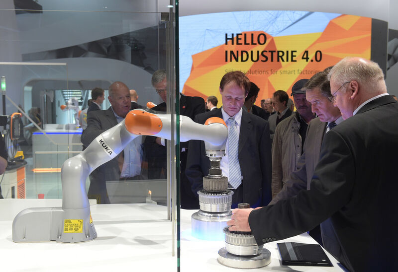 Die Hannover-Messe 2015 dokumentierte auch hier eine Zeitenwende: Die kollaborativen Roboter arbeiten nicht länger hinter Schutzzäunen, sondern werden Seite an Seite mit den Beschäftigten zum flexiblen Teamplayer in der Produktion. (Bild: Deutsche Messe)