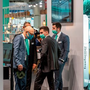 Masken und ein sinnvolles Hygienekonzept des Veranstalters konnten guten Gesprächen keinen Abbruch tun.(Bild:  S. Human/VCG)