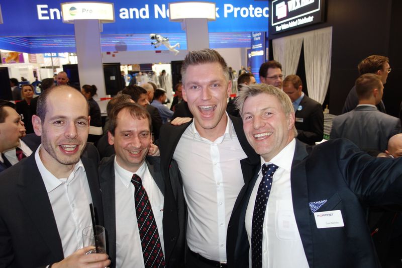 Manchmal muss man auch unsecure unterwegs sein (v. l.) Jan Reitler, Alexander Krath, Thomas Ollesch und Tom Nemitz, Fortinet. (Bild: IT-BUSINESS)