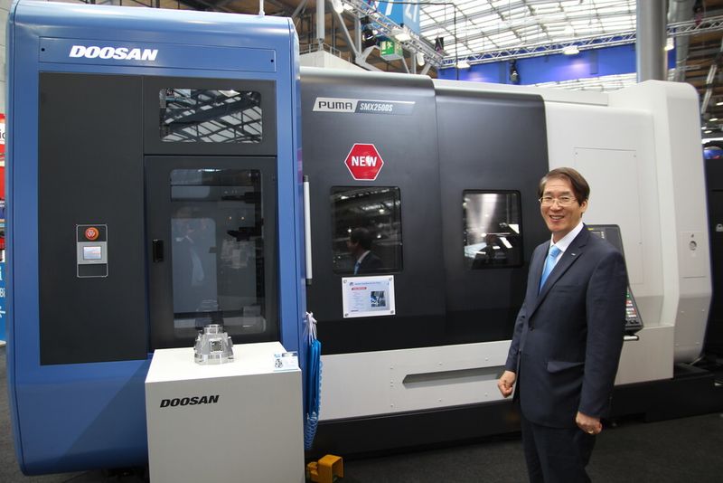 Doosan VP Jaeyoon Lee is pleased with the customer reception of the new Puma SMX machines at EMO Hannover (Bild: Fouhy)