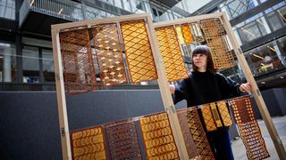 Małgorzata Zboińska mit Proben des 3D‑gedruckten Materials. (Bild: Technische Universität Chalmers)
