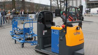 Die Fotos zeigen diverse von Götting-Technik ferngesteuerte Fahrzeuge auf dem Vorführgelände und den im Text beschriebenen Leitstand. (Bild: Wagner)