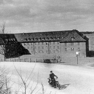 Im Jahr 1952 zog des KBA von Bielefeld nach Mürwik, einen Stadtteil Flensburgs. Es bezog mit 220 Mitarbeitern zunächst die Bonte-Kaserne bei Sonwik.(Bild:  KBA)