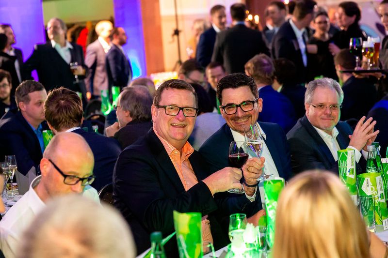 Das Team des Autohauses Hofmann ist schon voller Vorfreude auf die Award-Verleihung.  (Stefan Bausewein)