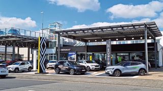 Die Hermann-Gruppe hat in Hildesheim ein Autohaus übernommen, kernsaniert und mit einem umfassenden Verriebskonzept an den Start gebracht. (Bild: Autohaus Hermann)