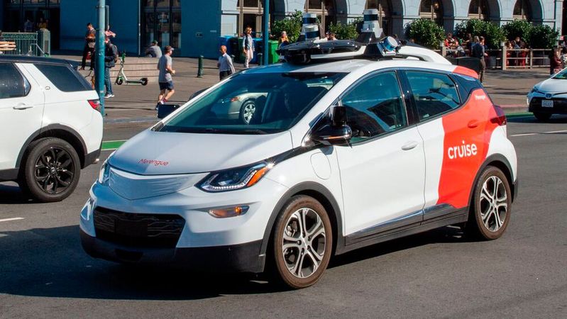 Hier fährt ein fahrerloses Robotertaxi der General-Motors-Tochter Cruise durch eine Stadt. Nach einem unglücklichen Unfall, will man das Geschäft nun wieder ankurbeln, was der Autokonzern mit 850 Millionen Dollar pusht.(Bild:  GM)