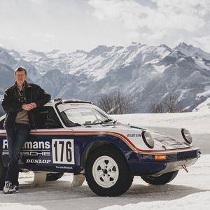 Zwei Legenden: der Porsche 911 Carrera 3.2 4x4 Paris-Dakar (953) und Walter Röhrl.(Bild:  Autoren-Union Mobilität/Porsche)