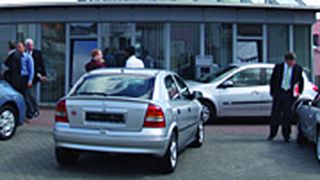 Das Verwaltungsgebäude des Autohauses Hirch bildet gleichzeitig das Eingangstor zum großen Gebrauchtwagenplatz. (Archiv: Vogel Business Media)