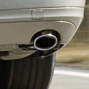 Mit ihrem Know-how haben AU-Betriebe dafür gesorgt, dass viele Fahrzeuge im zweiten Anlauf die Abgasuntersuchung bestanden. (Foto:  Daimler)