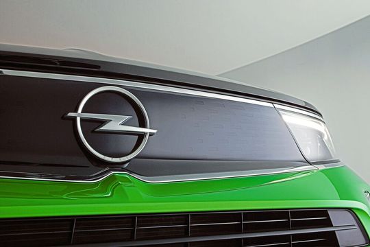 Das aktuelle Emblem im Zentrum des Front-„Vizors“ am kommenden, neuen Mokka.(Bild:  Opel)
