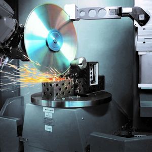 Produktive CNC-Maschinen und Robotersysteme sind heute auch für kleinere Gießereien attraktiv für die Gussteilbearbeitung. Die Foundry-X-Schleifscheiben unterstützen jetzt die Effizienz der Anlagen, heißt es.