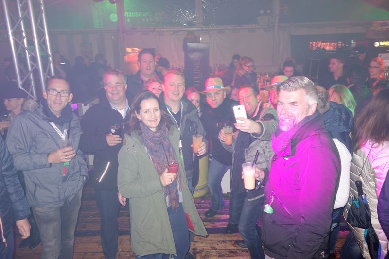 In der Kajüte wärmt sich diese Gruppe auf. (Bild: IT-BUSINESS)