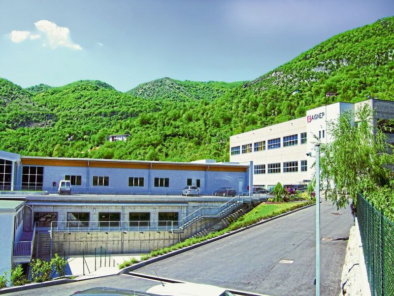 Haute verticalité de fabrication : Aignep développe et produit sur plusieurs sites à Bione. La photo montre le siège social avec la conception et le développement, la production et la vente. (Aignep)