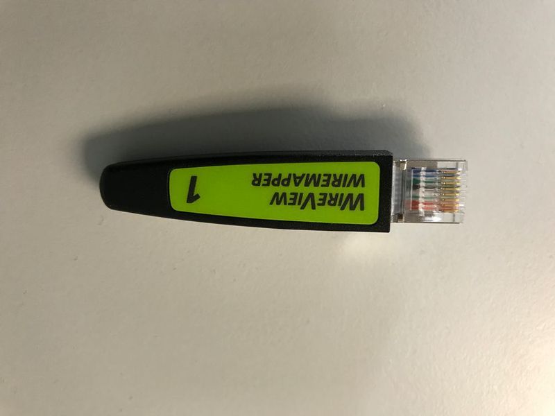 Der WireView-WireMapper (hier in der Kodierung „1“) zum Abschluss von Kabeln und Dosen, um bestimmte Tests wie korrekte Beschaltung ausführen zu können. (VIT)