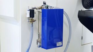 Der kompakte Flüssigkeitsabscheider NLS von Schmalz hält Vakuumpumpen trocken. (Bild: J. Schmalz GmbH)