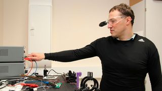 Die Sensorinformationen des Cyberanzugs werden in Echtzeit von einer Computereinheit ausgewertet und können über die Datenbrille visualisiert werden. (Westsächsische Hochschule Zwickau)