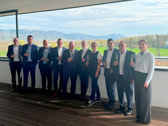 Anstoßen auf noch zielgerichtetere Lieferketten: Die europaweite Präsenz und die gemeinsame Führungsphilosophie zwischen Logosys und Pfenning waren ausschlaggebend für die Übernahme von Logosys durch die Pfenning-Gruppe.(Bild:  Pfenning)