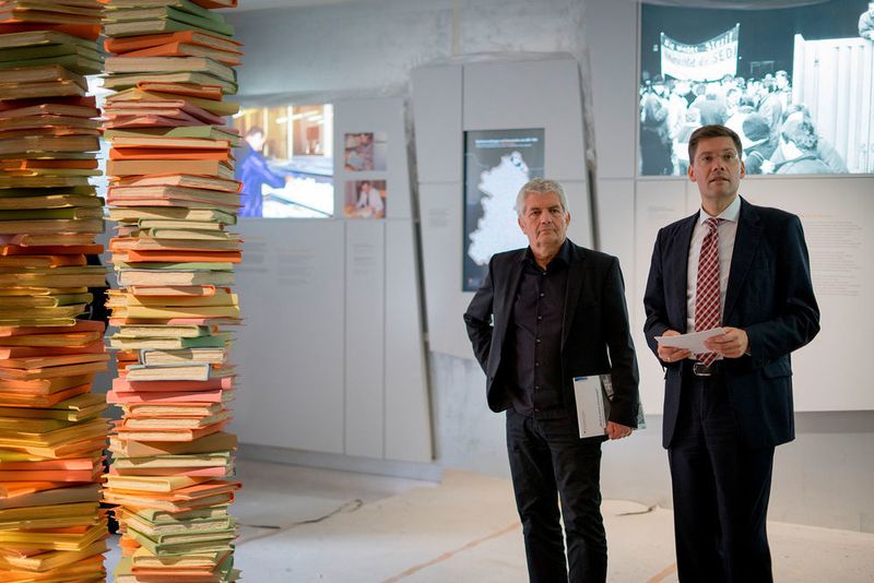Der Bundesbeauftragte für die Stasi-Unterlagen Roland Jahn (l.) und der Beauftragte der Bundesregierung für die neuen Bundesländer Christian Hirte in der Ausstellung. (BStU)