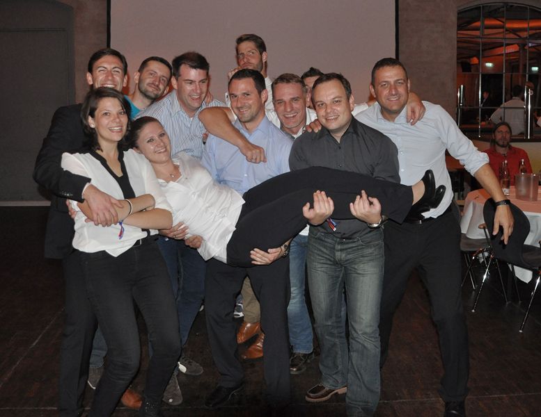 Tanja Knorr (Systeam) ließ sich von Kollegen und Ausstellern auf Händen tragen. (Bild: Systeam)